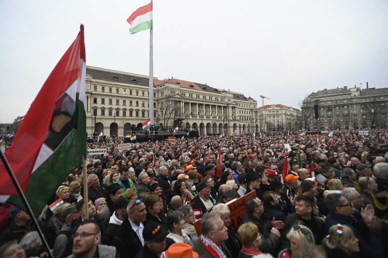 Orbán beszéde a Kossuth téren: „gyenge nép nem kap békét, legfeljebb megkegyelmeznek neki”