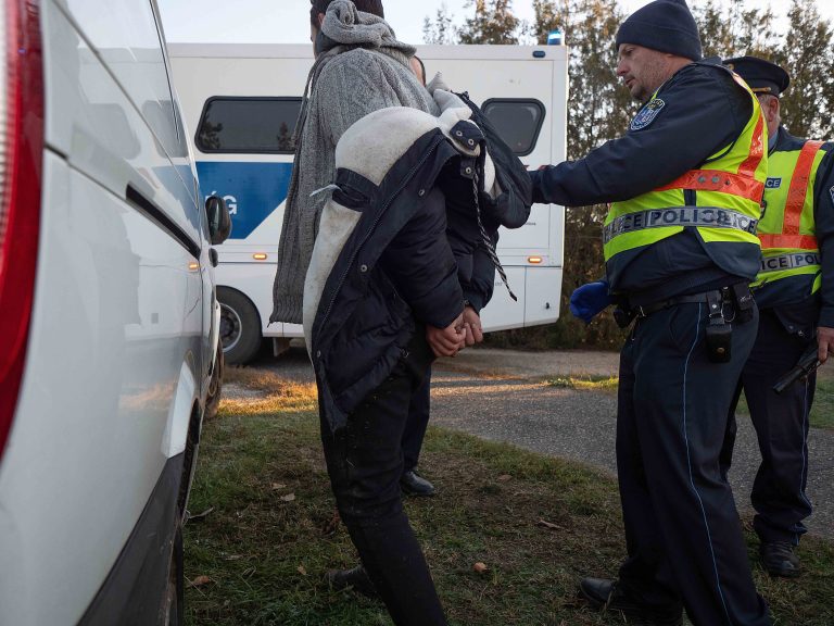 Negyven migránst szállított kisteherautójával Magyarországra egy embercsempész