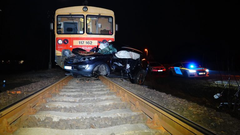 Képek: így roncsolódott össze az autó a kecskeméti vonatbalesetben