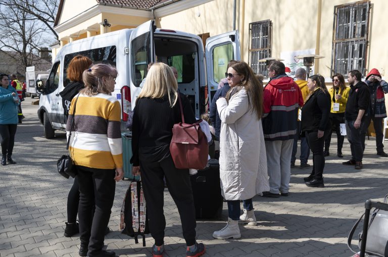 A világ minden tájáról érkeznek Magyarországra önkéntesek, hogy segítsenek az ukrán menekülteknek