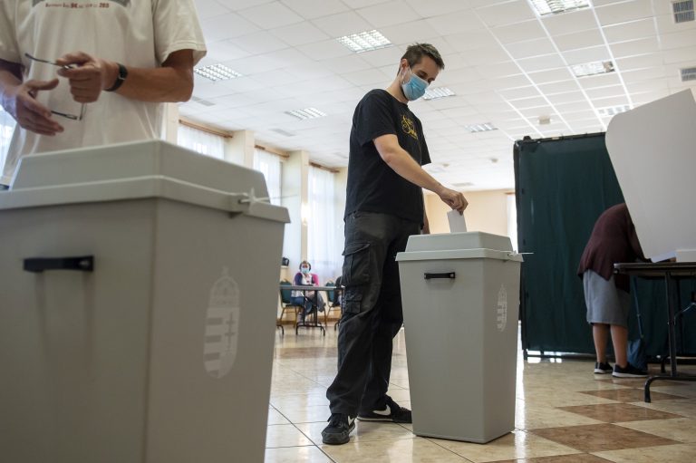 A választási iroda ígéri, nem lesz sorban állás, de az átjelentkezők „hosszabb várakozási időre” készüljenek