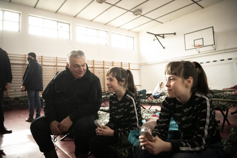 Orbán Viktor menekülteket látogatott: „az első bombatámadás után összeszedelőzködtek“