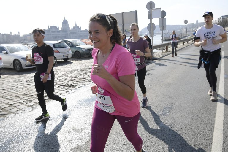 Így teljesítette a 21 kilométert Novák Katalin, édesanyjával futotta le a félmaratont vasárnap