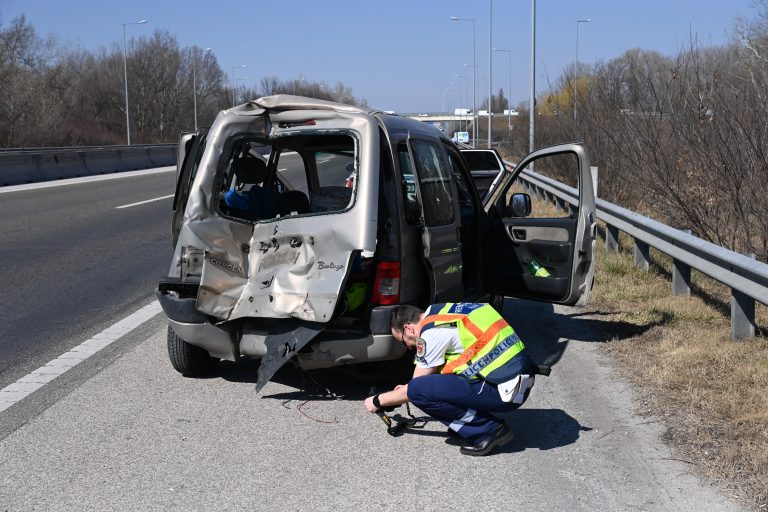 Helyszíni fotók az M5-ösön történt balesetről