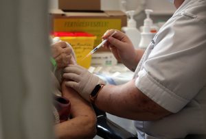 Itt vannak a friss vírusadatok:  3862 új fertőzött, 126-an vannak lélegeztetőgépen