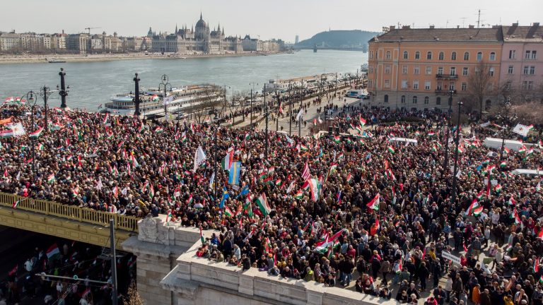 Megérkezett a Békemenet a Kossuth térre, ekkora a tömeg (képek)