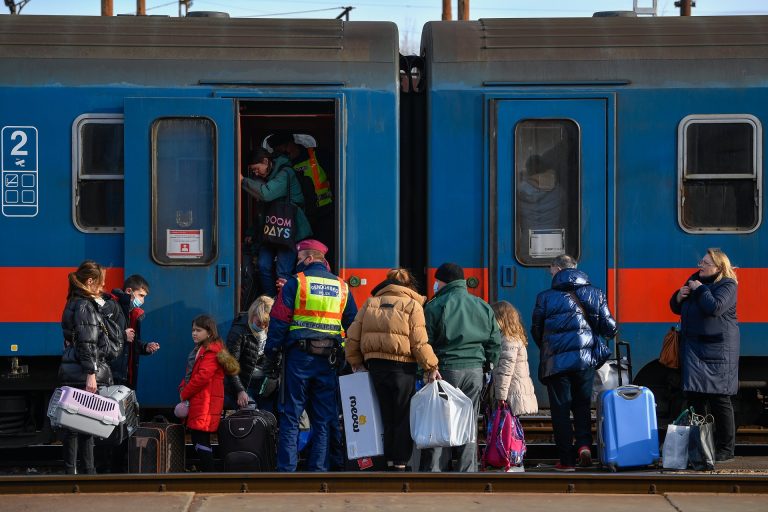 Hétfő estig több mint 90 ezer menekült érkezett Magyarországra