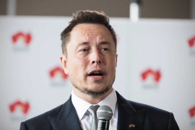 A Tesla három hónapig fizeti ukrán alkalmazottjait, ha besorozzák őket a harcba