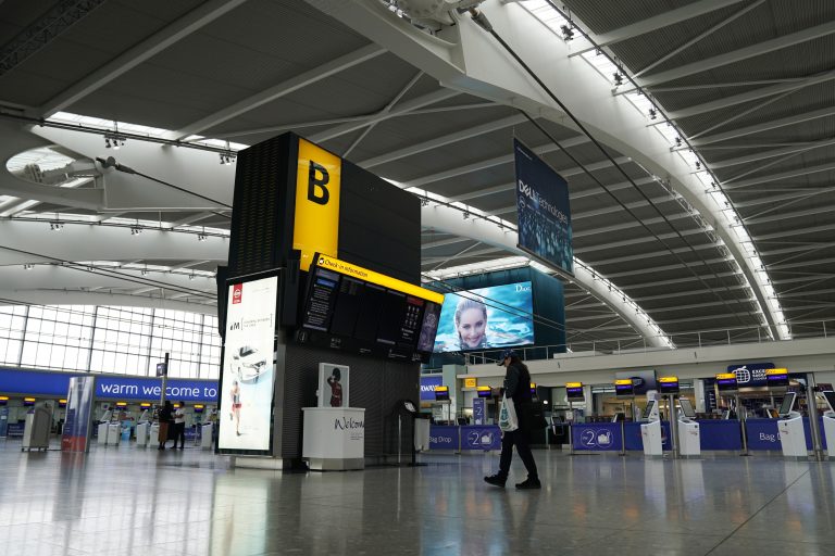 Több mint 50 járatot törölt a British Airways, az utasok két napra Heathrow-ban rekedtek