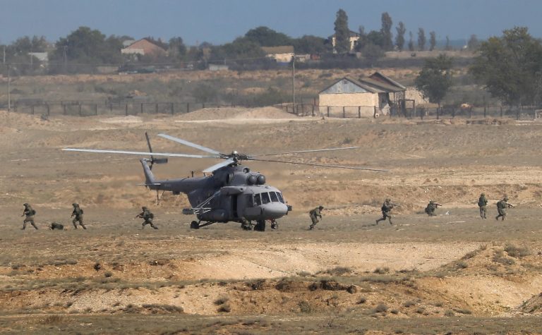 Orosz támadás Ukrajna ellen testközelből: pilótafülkés felvétel egy orosz Ka-52-es harci helikopterből