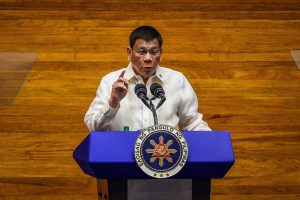 Duterte: „vigyázni kell Putyinnal, öngyilkos hajlama van”