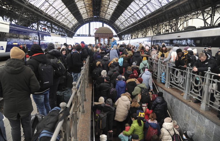 Kedden is 4 ezernél több menekült érkezett Budapestre vonattal