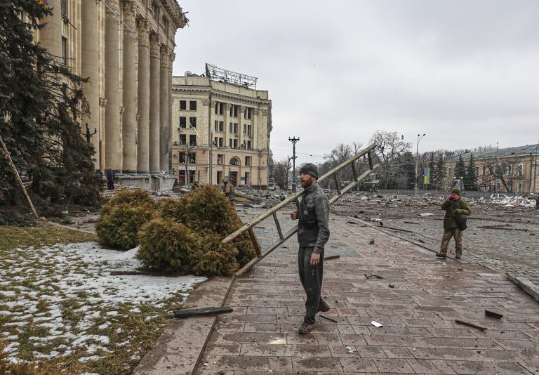 Az odesszai lakosok élőláncot alkotva barikádozzák el magukat homokzsákokkal (videók)