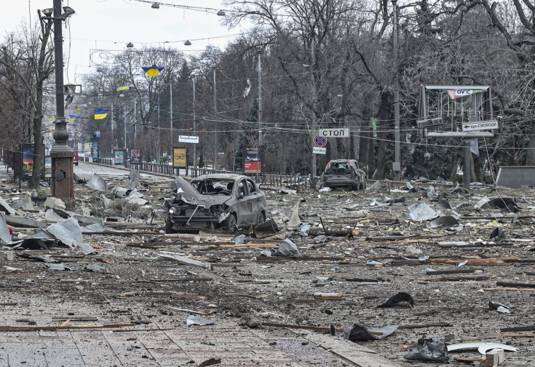 Képen egy újabb lakóházra zuhant 500 kilós orosz bomba, ami nem robbant fel