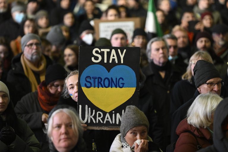 Az ifjú pár azzal tölti a nászútját, hogy Ukrajnáért harcol