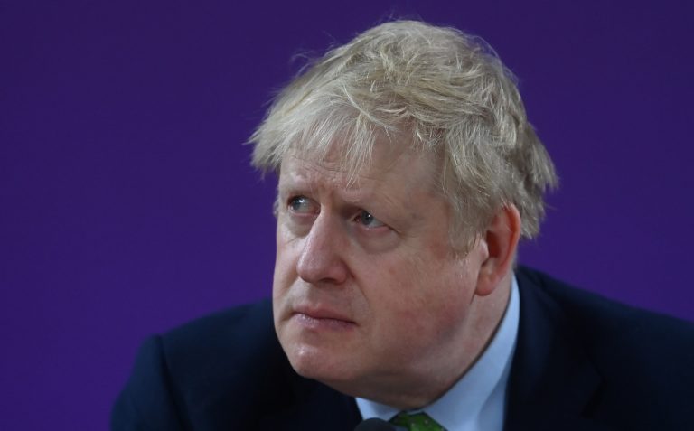 Ez lenne Boris Johnson terve az elszálló olajárak megfékezésére