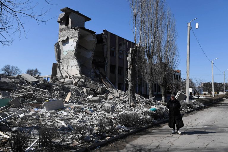 Videón, ahogy segélyért sorban álló civilek közé csapódik egy rakéta Harkivban