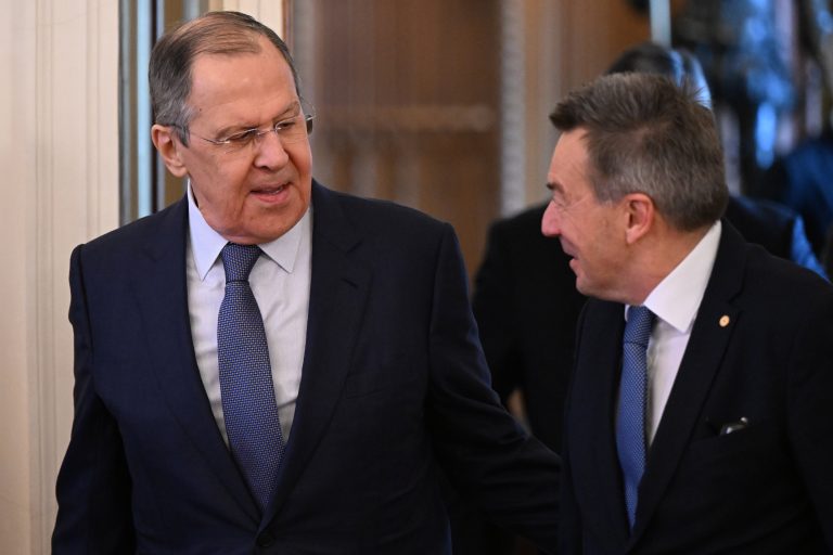 Lavrov: zsarolástól és fenyegetéstől sem fog Oroszország lemondani a szuverenitásáról