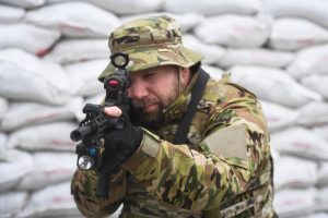 Lövészárokban furulyázó ukrán katonát vettek videóra, miközben hallgatták a társai