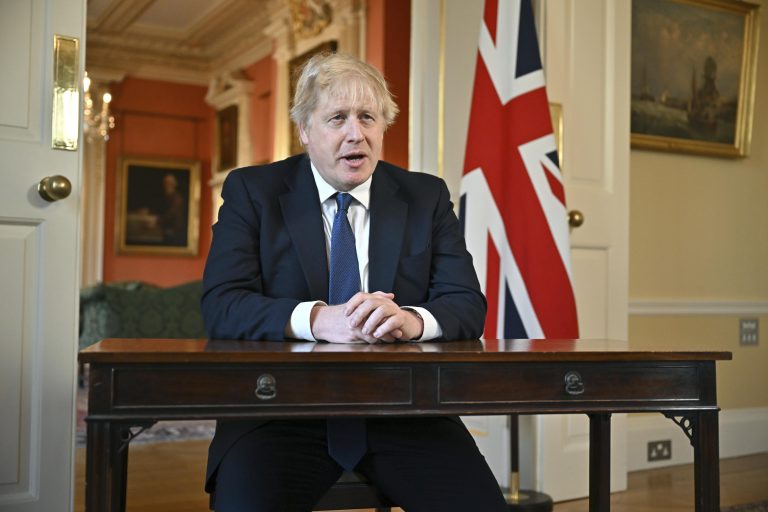 Boris Johnson: „Egy hangon szólalunk meg, amikor azt mondjuk: Putyinnak el kell buknia”