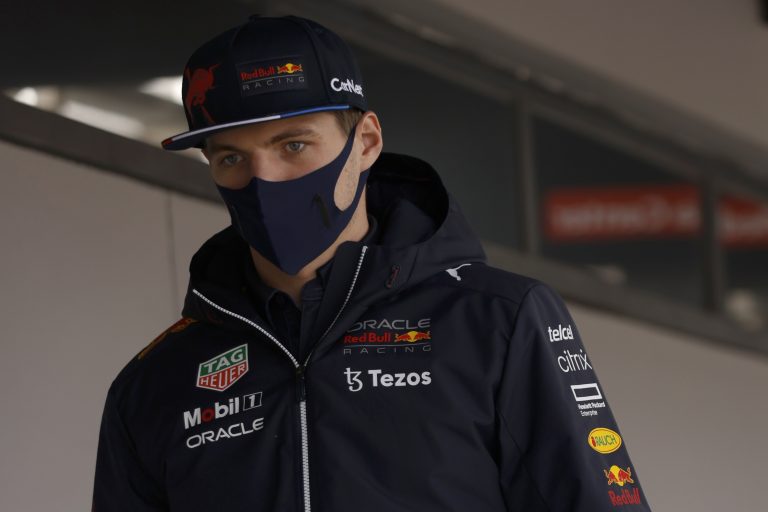 Bahreini Nagydíj: videóra vették Verstappen reakcióját, miközben Leclerc nyilatkozott