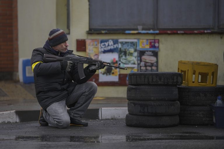 Az orosz légitámadás „háborús bűncselekménynek minősül”, amely kenyérért sorba álló ukrán civileket ölt meg