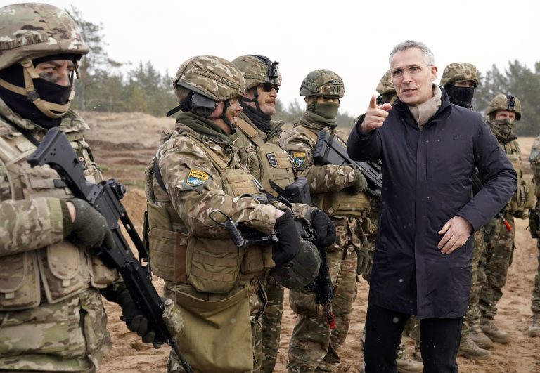 Stoltenberg: az a minimum, hogy humanitárius folyosókat hoznak létre Ukrajnában