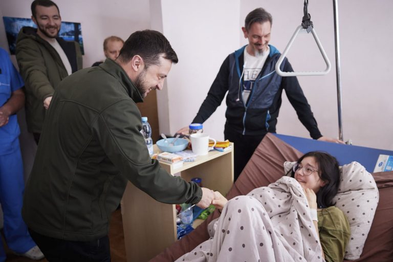 Videó: Zelenszkij meglátogatott egy ukrán tinédzsert az egyik kijevi kórházban