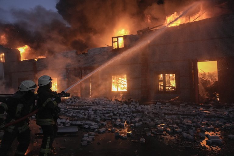 Oroszország még mindig Kijev ostromára készül, de „lankad” a morál