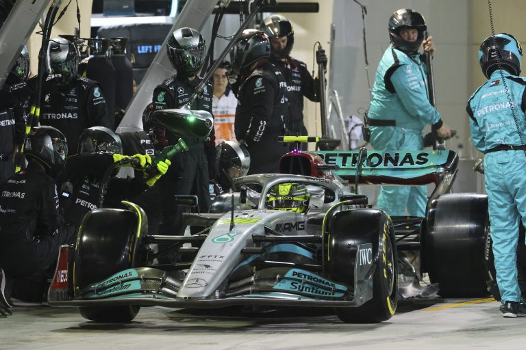 Kiderült, mit csinált Hamilton a leintést követően Bottas mellett Bahreinben (videó)