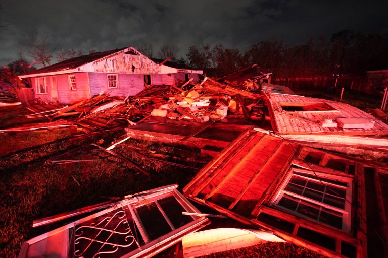 Videón a New Orleans környékét sújtó tornádó, és a pusztítás, melyet maga mögött hagyott