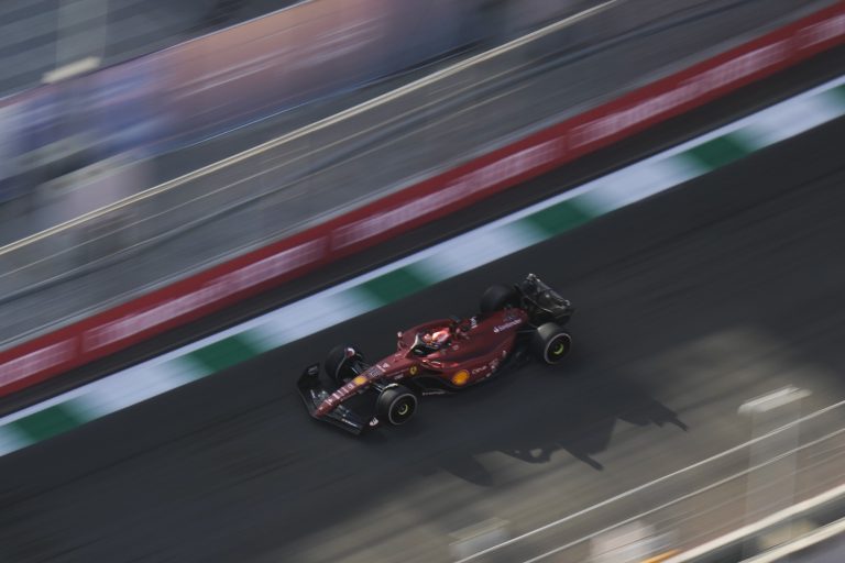 F1 2022: aranyat érő felvételek a Ferrariról a Szaúdi Nagydíjról, kötelező darab