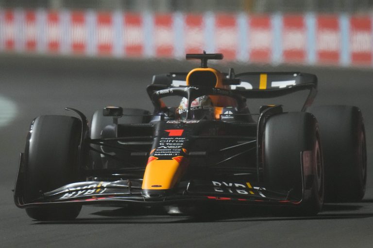 F1 2022: ez laza, Verstappen félkézzel vezette a Red Bullt Leclerc mögött (videó)