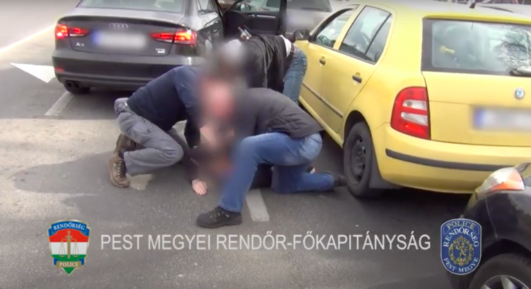 Videón, ahogy a forgalom közepéről szedték ki a drogdílert a magyar rendőrök