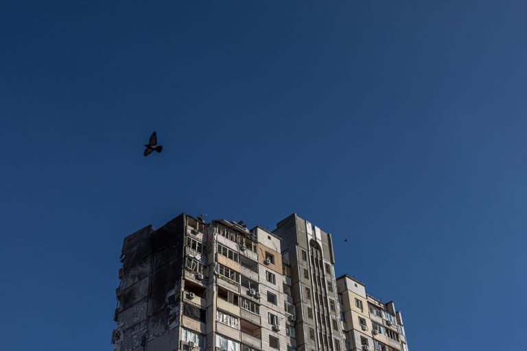 Rakétadarabok zuhantak egy lakóházra Kijevben, legalább egy ember elhunyt