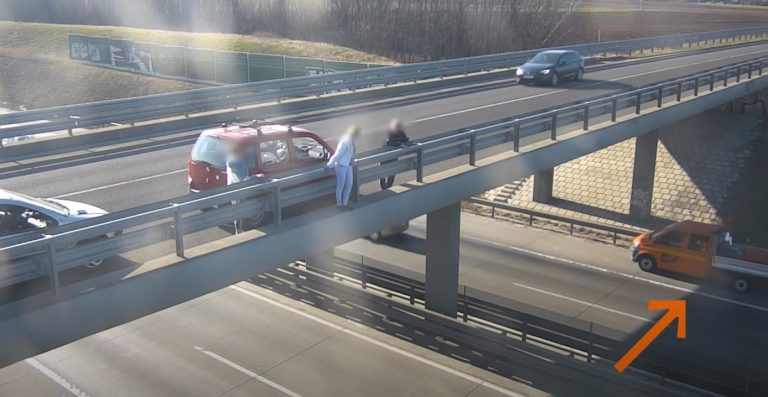 Öngyilkosságra készült egy fiatal nő az M0-s autóút felett, mindent videóra vettek