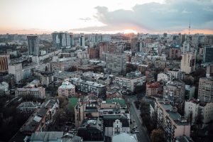 Hatalmas robbanás rázta meg az egyik kijevi bevásárlóközpontot, többen meghaltak (videó)