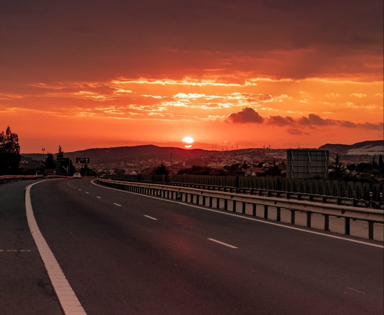 Lezárták az M4-es autóutat Vecsés közelében, öten megsérültek