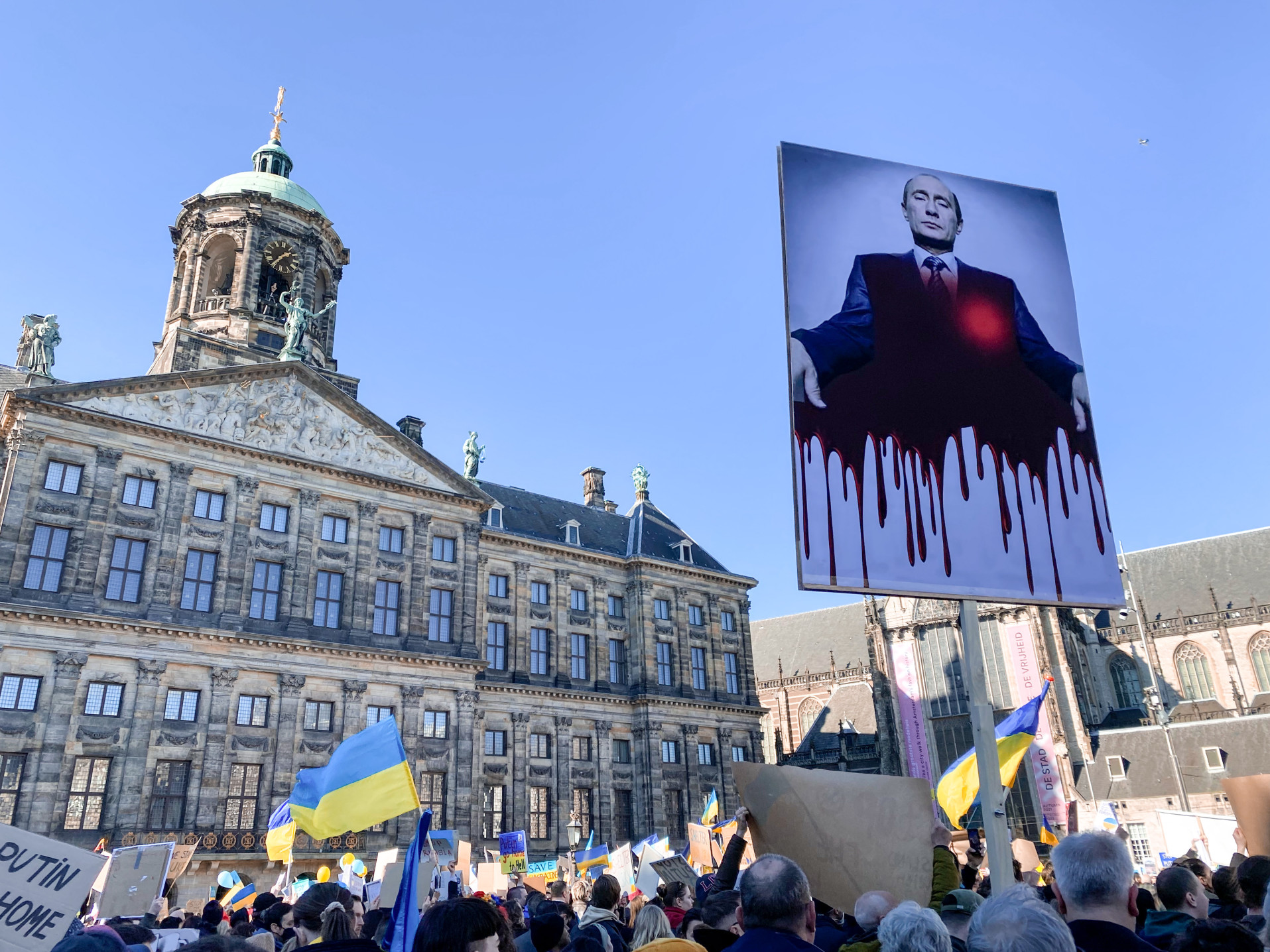 Putyin: a katonai hadművelet célja, hogy felszabadítsuk az embereket a népirtás alól