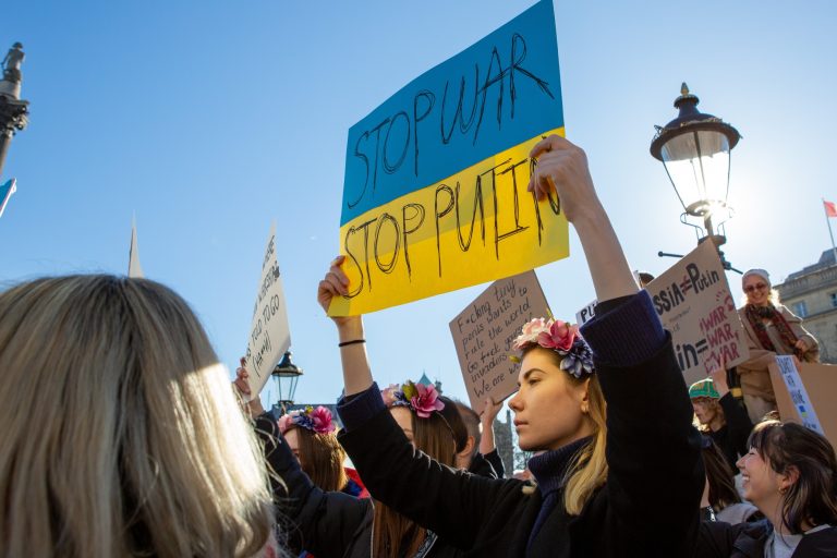 Zelenszkij üzent, szerinte elkerülhető lehetett volna a háború, és az oroszok gyerekeket is gyilkolnak