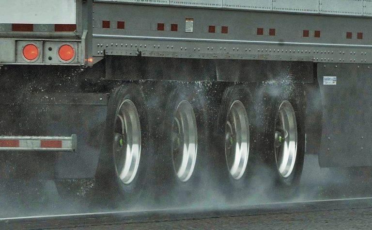 10 kilométeres a sor a lengyel-fehérorosz határon, tüntetők nehezítik meg az átkelést