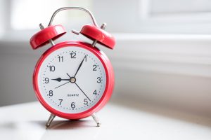 Vasárnap óraátállítás – vajon milyen negatívumai és pozitívumai vannak a nyári időszámításnak?