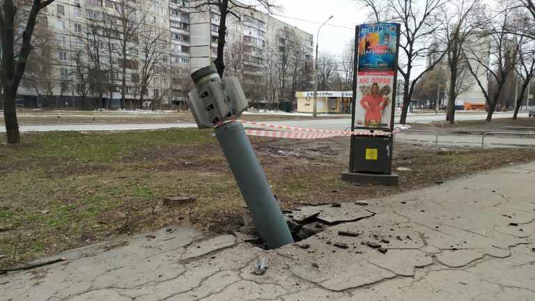 Videó: óriási pusztítást okozott a donyecki lakóházba csapódó rakéta