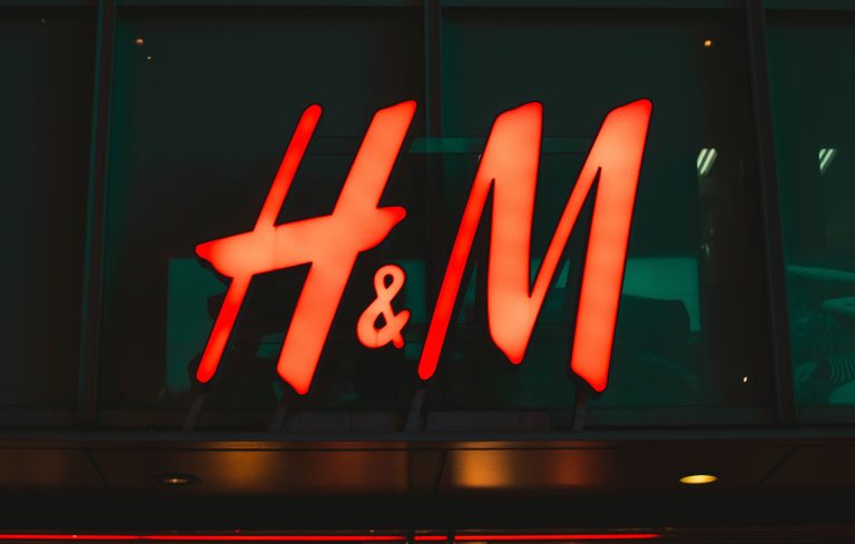 A H&M felfüggeszti az értékesítést Oroszországban