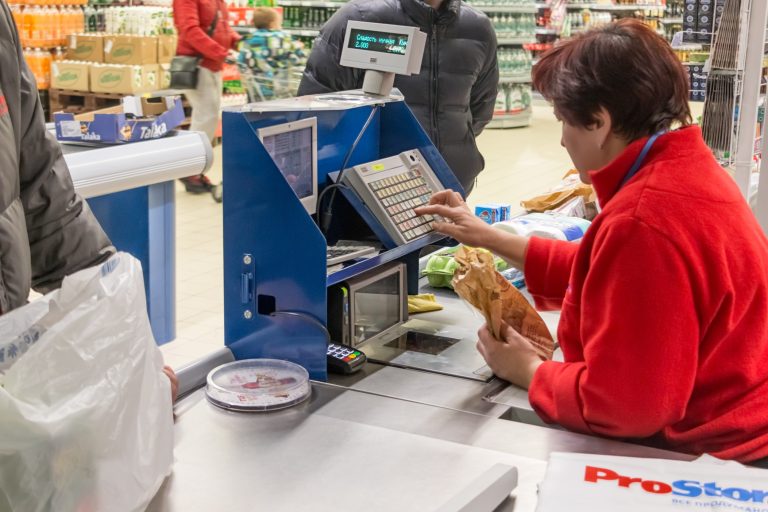 Őrült bérháború kezdődött: ennyit keresnek a szupermarketek dolgozói