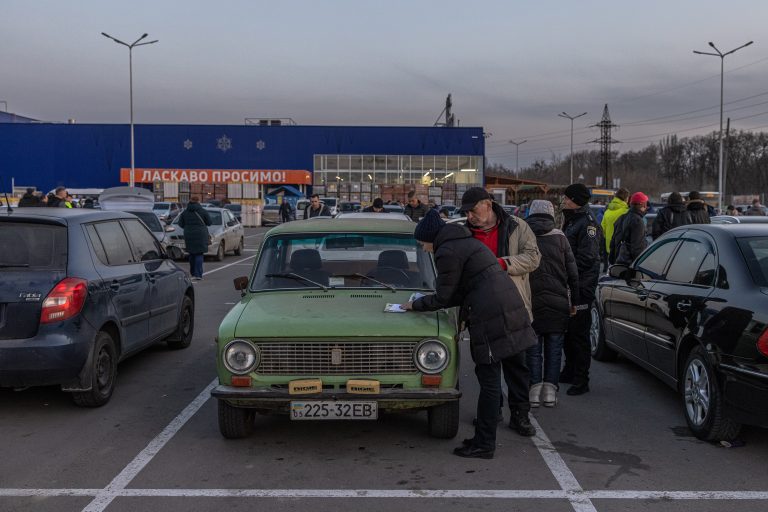 Ukrán sajtó: nyugdíjasoknak félretett összeget loptak el az oroszok az elfoglalt városban