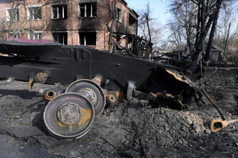 Zelenszkij: lakóházak és holttestek köré is aknákat tesznek az oroszok
