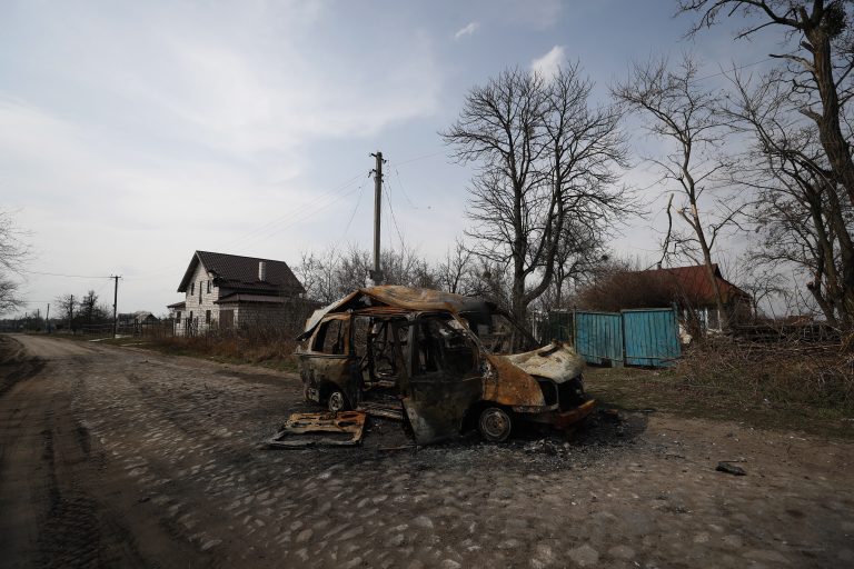 Újabb tömegsírokat hagytak maguk mögött az oroszok, legalább 132 civilt öltek meg Kijevnél