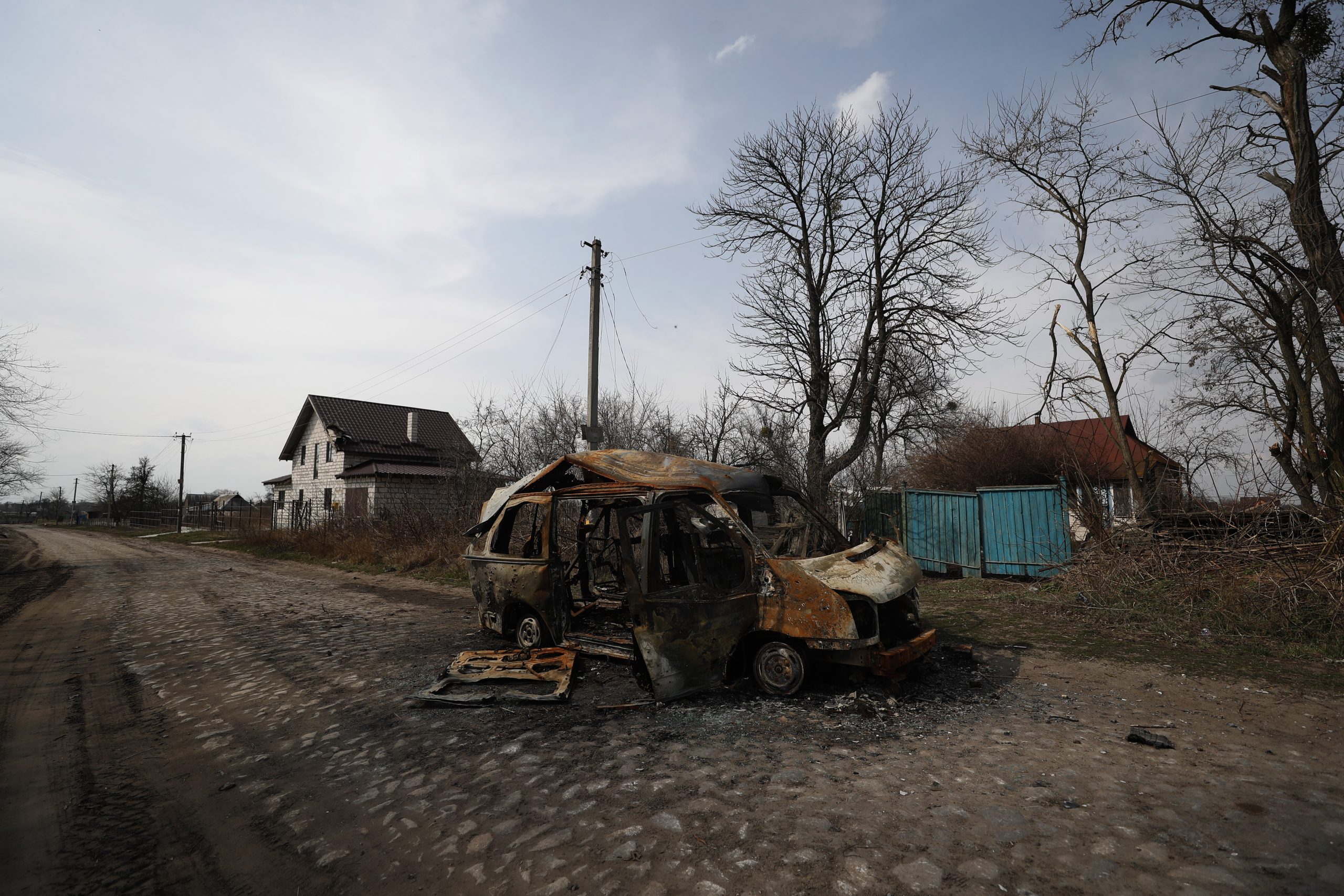 Újabb tömegsírokat hagytak maguk mögött az oroszok, legalább 132 civilt öltek meg Kijevnél