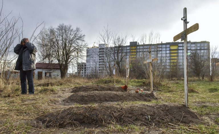 Akár 300 holttest is heverhet a bucsai tömegsírban, Moszkva hárítja a felelősséget